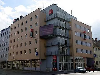 T H E 酒店